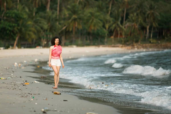 Mieszane Kobiety Rasy Spacery Wzdłuż Zanieczyszczonej Plaży Tropikalnej Zanieczyszczenia Problemy — Zdjęcie stockowe