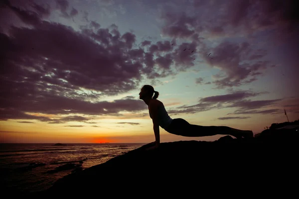 Jonge Fitness Vrouw Oefening Aan Oceaan Kust Schemering Yoga Opleiding — Stockfoto