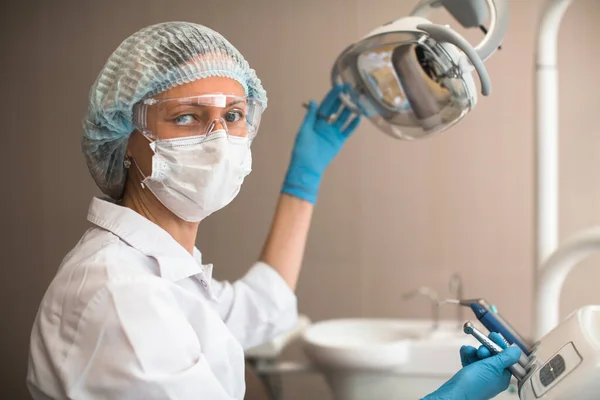 Portret Van Vrouwelijke Tandarts Tandheelkundige Kliniek — Stockfoto