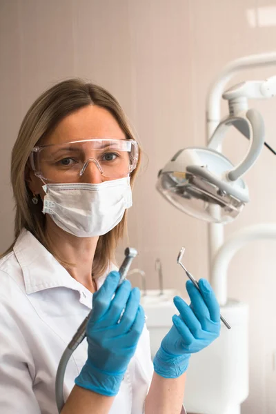 Vrouwelijke Tandarts Die Een Gereedschap Vasthoudt Toont — Stockfoto