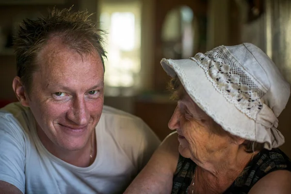 Retrato Homem Adulto Com Sua Velha Avó Cuidar Dos Idosos — Fotografia de Stock