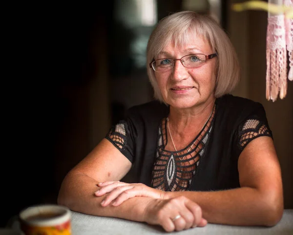 Portret Van Een Volwassen Gelukkige Vrouw Die Haar Huis Zit — Stockfoto