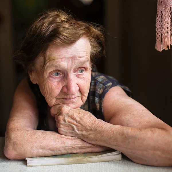 Ruská Žena Důchodu Sedí Stolu Domě — Stock fotografie