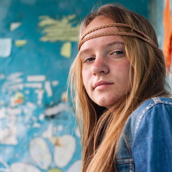 Närbild Porträtt Ung Cool Flicka Hippie Utomhus Titta Ner Koncept — Stockfoto