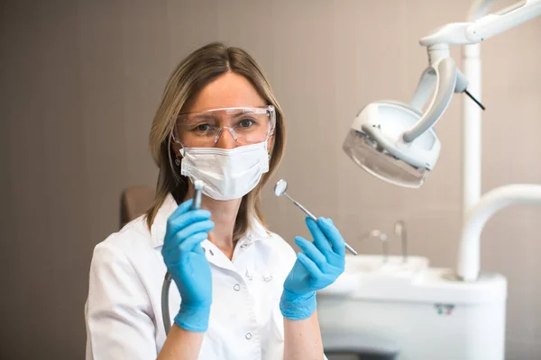 Kobieta Lekarz Dentysta Specjalista Gospodarstwa Pokazuje Narzędzia Klinice Stomatologicznej — Zdjęcie stockowe