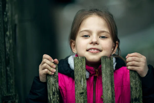 Retrato Uma Menina Bonita Atrás Uma Cerca Madeira Pátio Uma — Fotografia de Stock