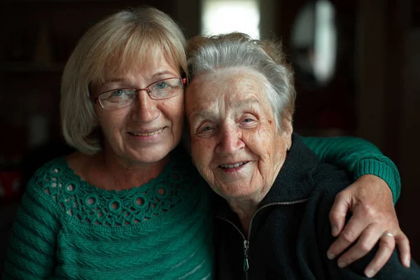 Retrato Uma Mulher Adulta Abraço Com Sua Velha Mãe — Fotografia de Stock