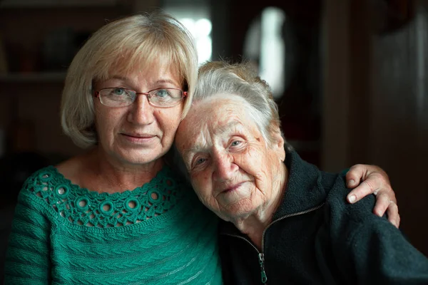 Porträt Einer Reifen Frau Einer Umarmung Mit Ihrer Alten Mutter — Stockfoto