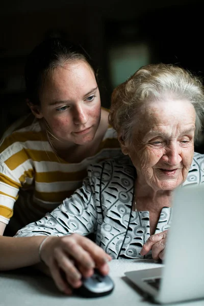 Bir Kız Büyükannesine Bilgisayar Kullanmayı Öğretiyor — Stok fotoğraf