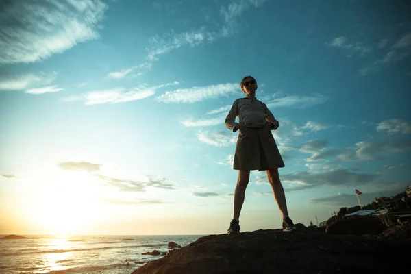 Jeune Femme Tient Sur Côte Océan Rocheux Pendant Coucher Soleil — Photo