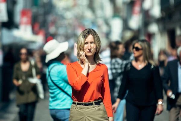 Mulher Blusa Vermelha Posando Uma Rua Pedonal — Fotografia de Stock