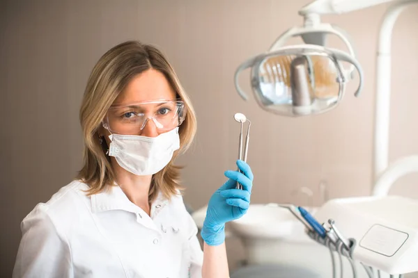 Vrouwelijke Tandarts Bedrijf Het Tonen Van Een Tooling Tandheelkundige Kliniek — Stockfoto