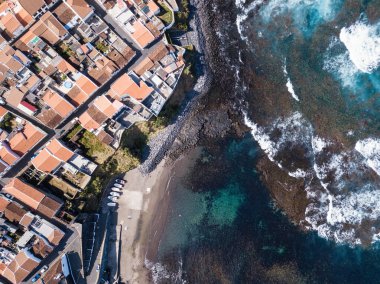 San Miguel Adası, Azores, Portekiz kıyılarındaki okyanus sörfünün en üst görüntüsü..