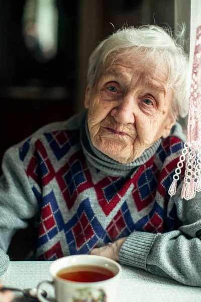 Retrato Una Anciana Bebiendo —  Fotos de Stock