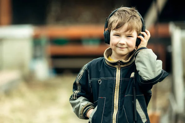 外面戴耳机的小男孩 — 图库照片