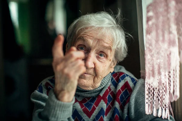 Retrato Uma Mulher Idosa Indignamente Abana Dedo — Fotografia de Stock