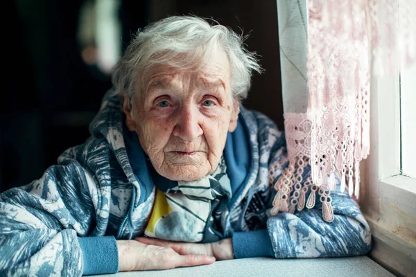 Ritratto Una Donna Anziana Pensione Casa Sua — Foto Stock