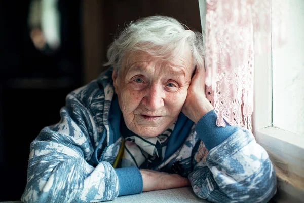 Πορτραίτο Ηλικιωμένης Γυναίκας Στο Σπίτι Της — Φωτογραφία Αρχείου