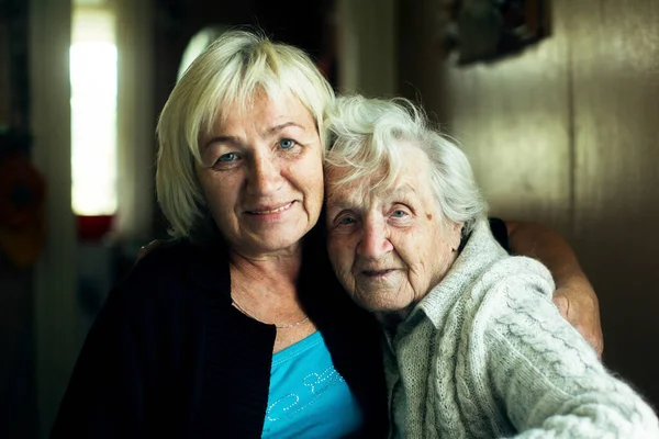 Retrato Mulher Madura Junto Com Sua Velha Mãe — Fotografia de Stock