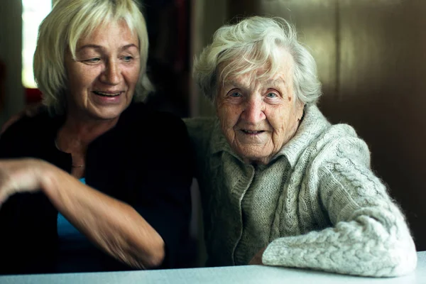 Retrato Una Mujer Madura Tonteando Con Vieja Madre —  Fotos de Stock