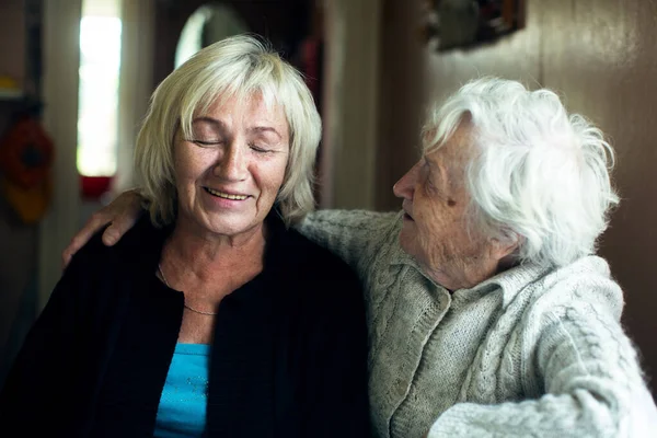 Yaşlı Annesiyle Oynaşan Olgun Bir Kadının Portresi — Stok fotoğraf