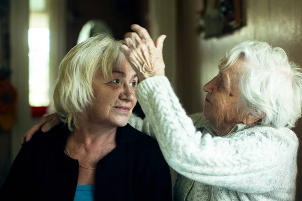 Portret Van Volwassen Vrouw Met Haar Oude Moeder — Stockfoto