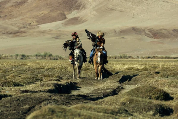 Bayan Olgii Mongolia Sep 2017 Berkutchi Kazah Eagle Hunter Miközben — Stock Fotó