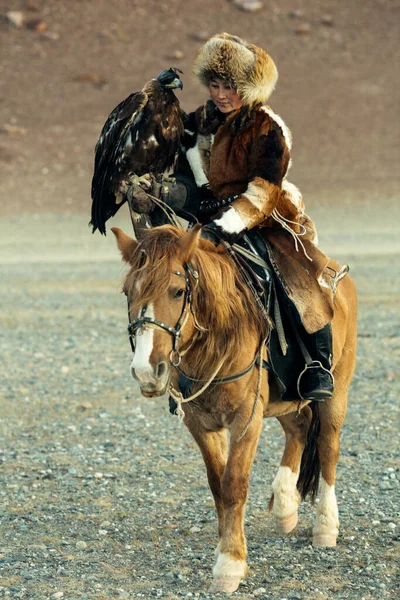 Bayan Olgii Mongolia Sep 2017 Berkutchi Cazador Águila Kazaja Mientras —  Fotos de Stock