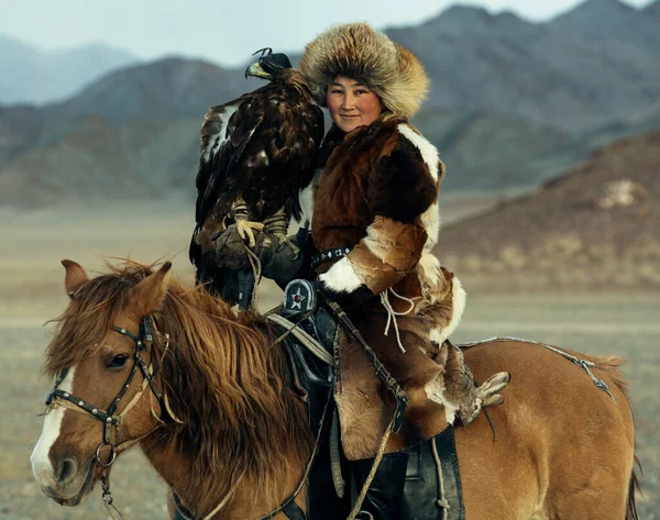 Bayan Olgii Mongolia Sep 2017 Berkutchi Cazador Águila Kazaja Mientras — Foto de Stock