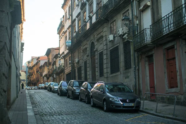 Porto ポルトガル 2020年7月5日 旧市街の砂漠化した朝の街 ポルトガルの航空国境は 欧州連合 の市民や住民にのみ開放されています — ストック写真