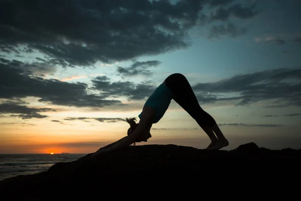 Donna Che Esercizi Yoga Sulla Costa Dell Oceano Incredibile Crepuscolo — Foto Stock