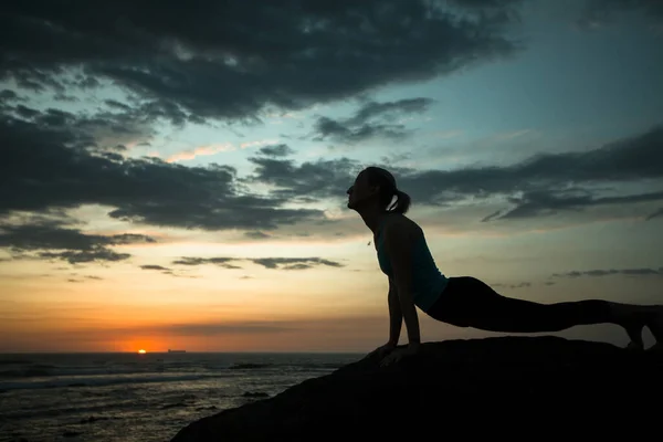 Mujer Haciendo Ejercicios Yoga Costa Del Océano Atardecer — Foto de Stock