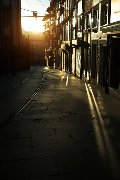 Ruas Estreitas Cidade Velha Nos Raios Amanhecer Deslumbrante Porto Portugal — Fotografia de Stock