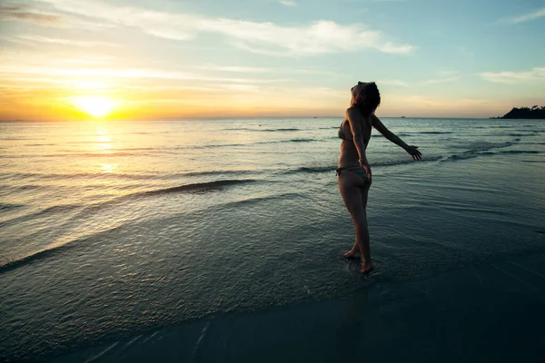 Mladá Žena Vidí Slunce Tropické Pláži — Stock fotografie