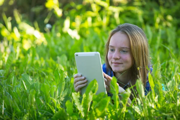 Tonåring Med Tablett Liggande Gräset Parken — Stockfoto