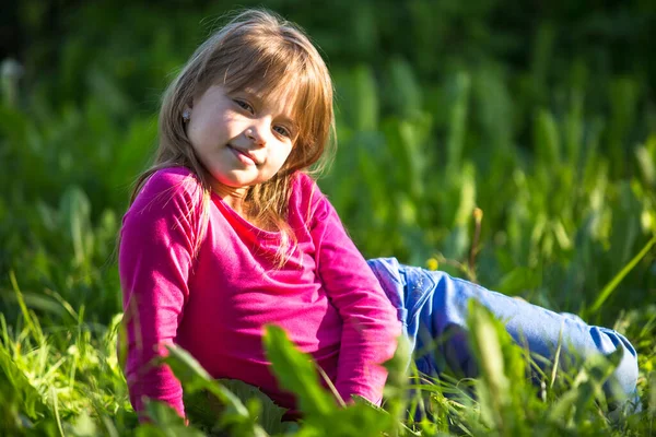 10岁有趣的女孩躺在草地上 — 图库照片