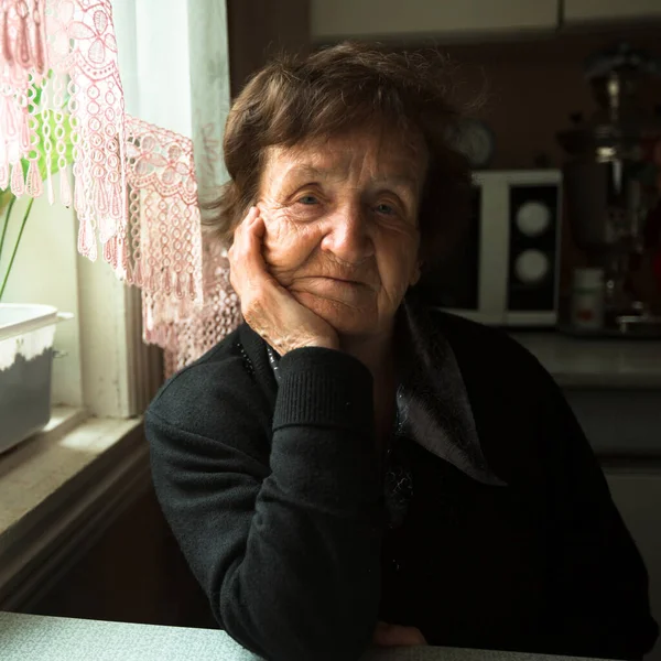 Emekli Yaşlı Bir Kadının Portresi — Stok fotoğraf