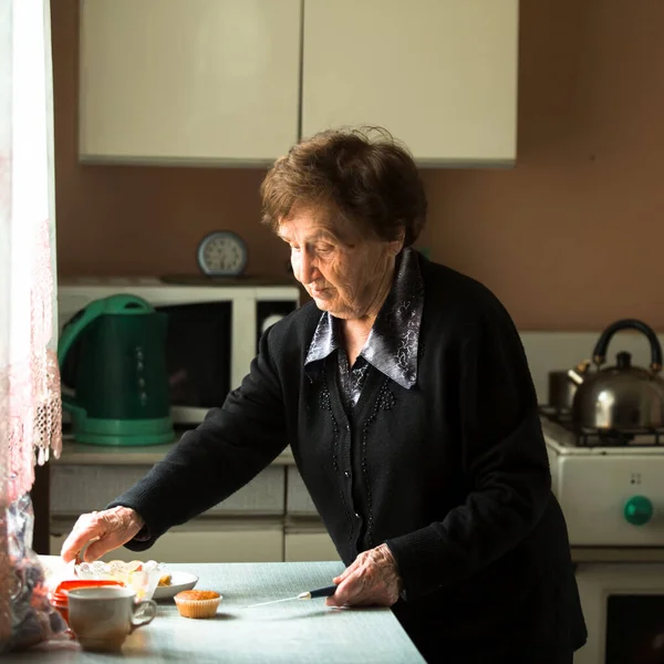 Une Retraitée Âgée Dans Cuisine — Photo