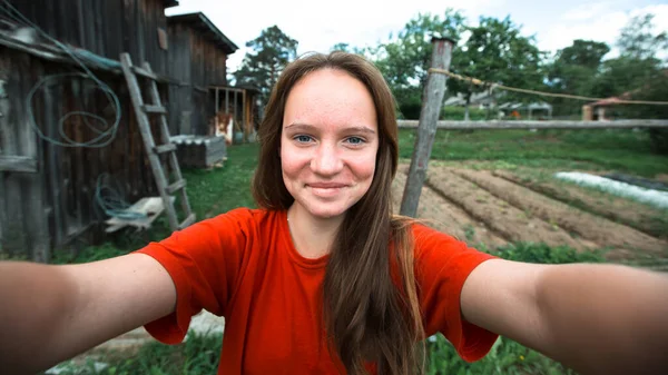 Adolescente Chica Tomando Selfie Fuera Willage Casa — Foto de Stock