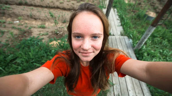 Teengirl Bere Selfie Ven Jejím Domě Vůle — Stock fotografie