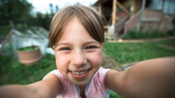 Pequeña Chica Divertida Tomando Una Selfie Casa Pueblo —  Fotos de Stock