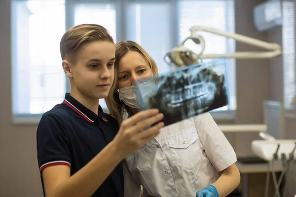 Tandarts Toont Patiënt Röntgenfoto Van Kaak Medische Kliniek Stomatologie — Stockfoto