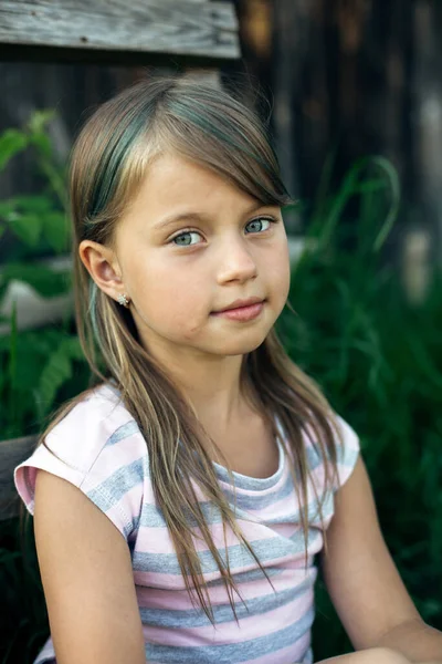 Portret Van Een Meisje Het Dorp Buitenlucht — Stockfoto