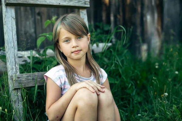 Πορτρέτο Ενός Μικρού Κοριτσιού Στο Χωριό — Φωτογραφία Αρχείου
