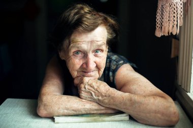 Çok yaşlı bir kadın, evinde bir portre..