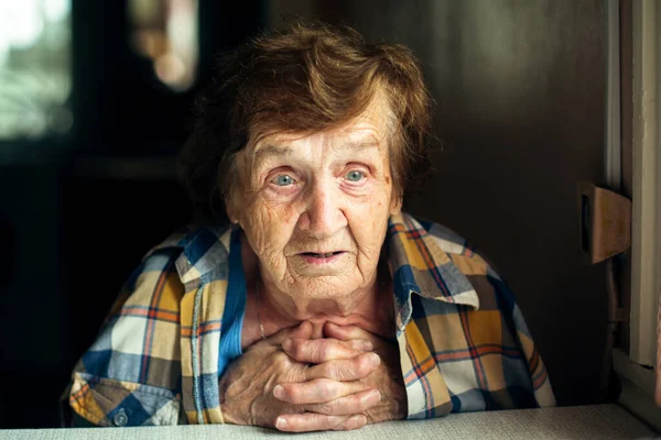 Duygusal Yaşlı Bir Kadının Portresinin Yakın Çekimi Yaşlılara Bakmak — Stok fotoğraf