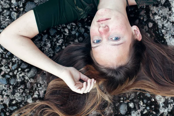 Portret Van Een Charmant Meisje Het Uitzicht Vanaf Top — Stockfoto