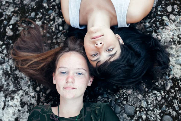 Portret Van Twee Tienermeisjes Vriendinnen Close Uitzicht Van Bovenaf — Stockfoto