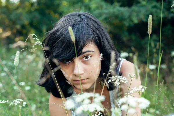 Ritratto Ravvicinato Ragazze Adolescenti Nell Erba Nel Prato — Foto Stock