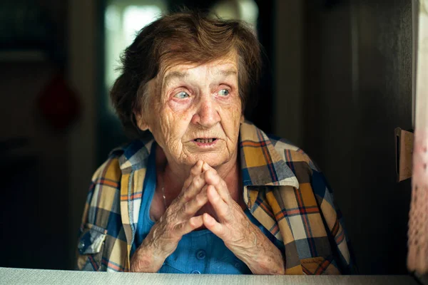 感情的な老婦人の肖像画 高齢者の介護 ストックフォト